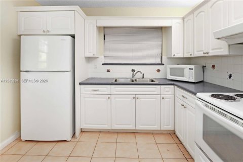 House in Miami, Florida 3 bedrooms, 142.33 sq.m. № 2086436 - photo 15