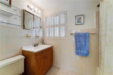 Condo in Bay Harbor Islands, Florida, 2 bedrooms  № 1874516 - photo 13