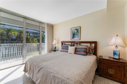 Condo in Bay Harbor Islands, Florida, 2 bedrooms  № 1874516 - photo 11