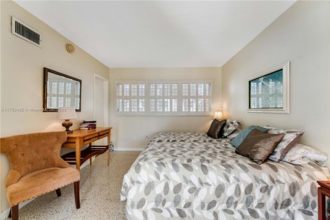 Condo in Bay Harbor Islands, Florida, 2 bedrooms  № 1874516 - photo 14
