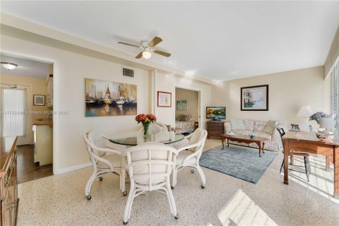 Condo in Bay Harbor Islands, Florida, 2 bedrooms  № 1874516 - photo 9