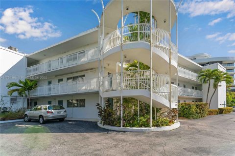 Condo in Bay Harbor Islands, Florida, 2 bedrooms  № 1874516 - photo 3