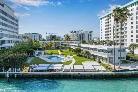 Condo in Bay Harbor Islands, Florida, 2 bedrooms  № 1874516 - photo 1