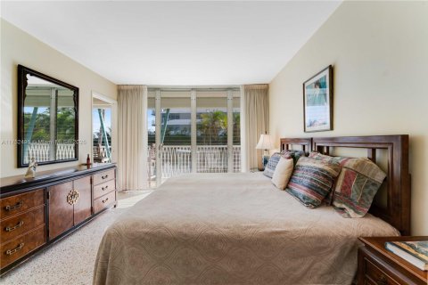 Condo in Bay Harbor Islands, Florida, 2 bedrooms  № 1874516 - photo 12