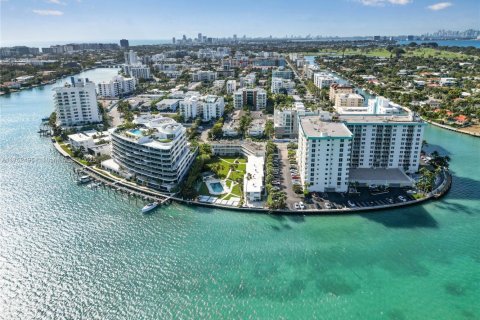 Condo in Bay Harbor Islands, Florida, 2 bedrooms  № 1874516 - photo 17