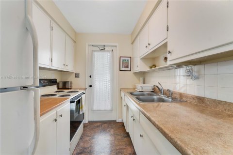 Condo in Bay Harbor Islands, Florida, 2 bedrooms  № 1874516 - photo 10