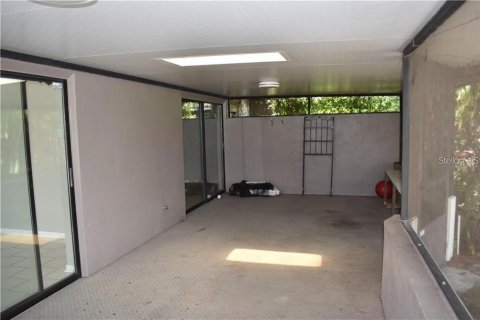 House in Tampa, Florida 2 bedrooms, 103.68 sq.m. № 2206722 - photo 4