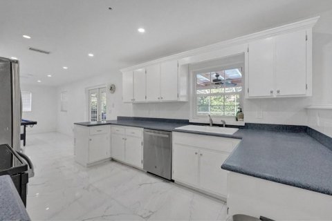 Купить виллу или дом в Корал-Спрингс, Флорида 3 комнаты, 199.28м2, № 2357393 - фото 3