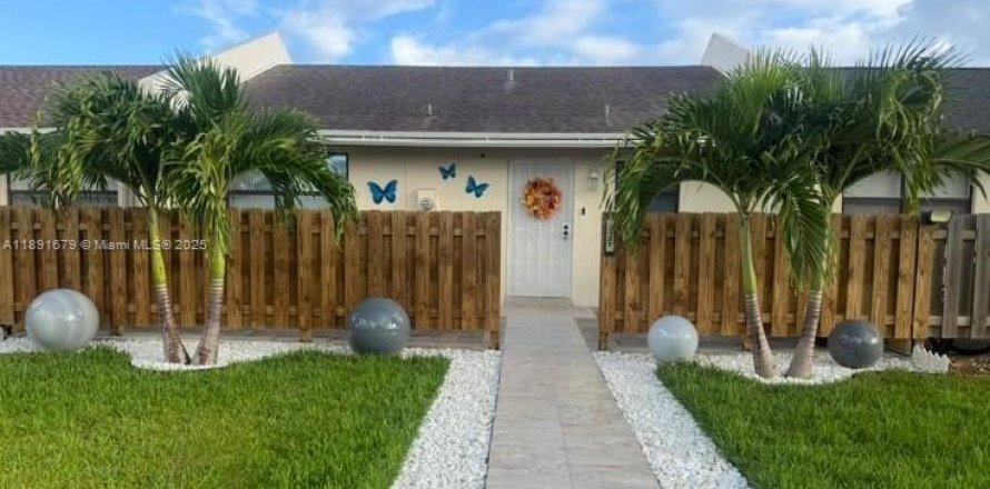 Townhouse in Homestead, Florida 2 bedrooms, 80.64 sq.m. № 1943711