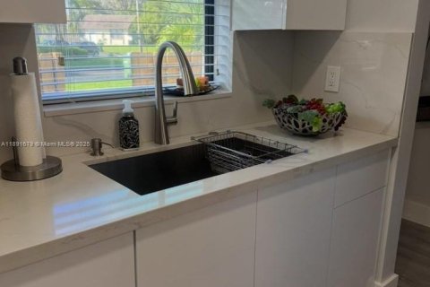 Townhouse in Homestead, Florida 2 bedrooms, 80.64 sq.m. № 1943711 - photo 12