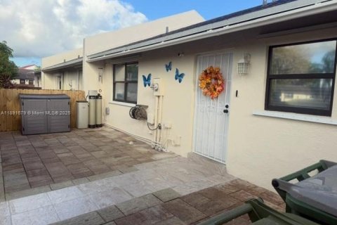 Townhouse in Homestead, Florida 2 bedrooms, 80.64 sq.m. № 1943711 - photo 4