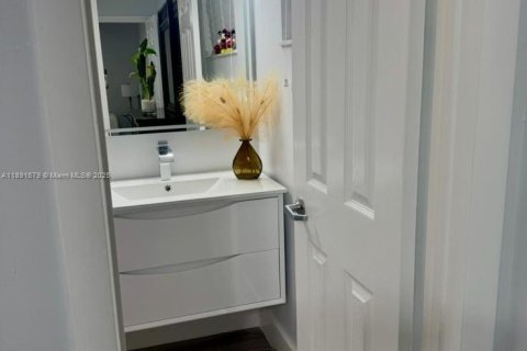 Townhouse in Homestead, Florida 2 bedrooms, 80.64 sq.m. № 1943711 - photo 17