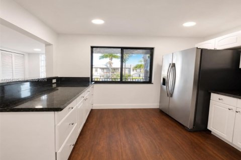 Condo in Weston, Florida, 2 bedrooms  № 2248294 - photo 8