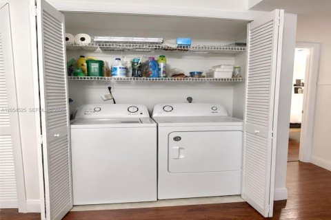 Condo in Weston, Florida, 2 bedrooms  № 2248294 - photo 10