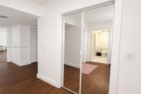 Condo in Weston, Florida, 2 bedrooms  № 2248294 - photo 4