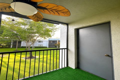 Condo in Weston, Florida, 2 bedrooms  № 2248294 - photo 16
