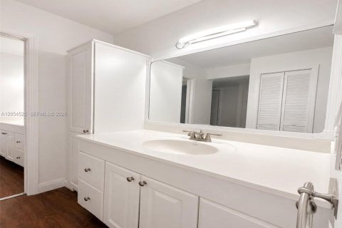 Condo in Weston, Florida, 2 bedrooms  № 2248294 - photo 13