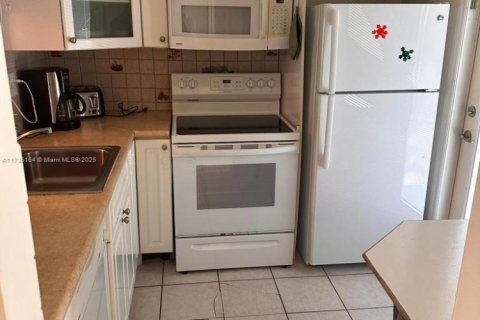 Condo in Lauderdale Lakes, Florida, 2 bedrooms  № 2059696 - photo 12