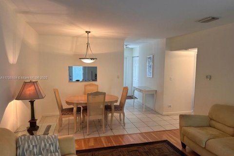 Condo in Lauderdale Lakes, Florida, 2 bedrooms  № 2059696 - photo 3
