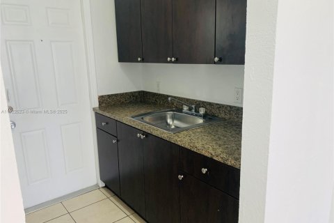 Снять в аренду квартиру в Майами, Флорида 29.73м2, № 1977083 - фото 2