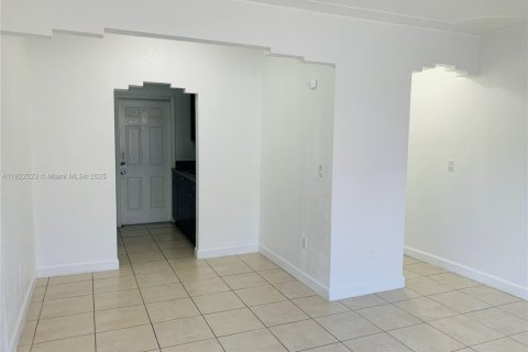 Снять в аренду квартиру в Майами, Флорида 29.73м2, № 1977083 - фото 3