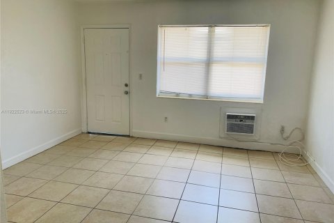 Снять в аренду квартиру в Майами, Флорида 29.73м2, № 1977083 - фото 4