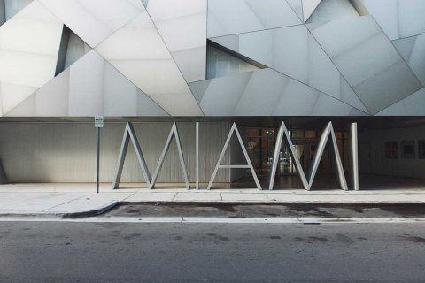 Apartamento en venta en Miami, Florida, 1 dormitorio, 51 m2 № 63544 - foto 1