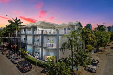 Condo in Miami, Florida, 1 bedroom  № 1977227 - photo 1