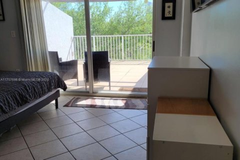 Condo in Miami, Florida, 1 bedroom  № 1977227 - photo 11