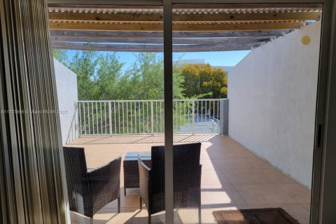 Condo in Miami, Florida, 1 bedroom  № 1977227 - photo 12