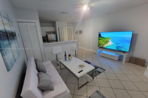 Condo in Miami, Florida, 1 bedroom  № 1977227 - photo 4