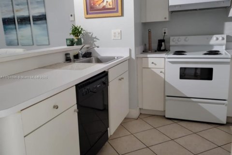 Condo in Miami, Florida, 1 bedroom  № 1977227 - photo 7