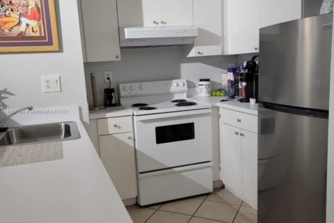 Condo in Miami, Florida, 1 bedroom  № 1977227 - photo 6