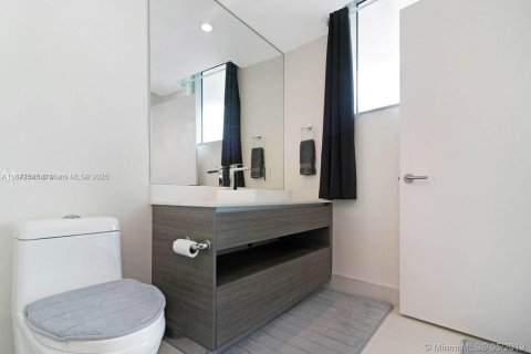 Condo in Miami, Florida, 2 bedrooms  № 1926173 - photo 17