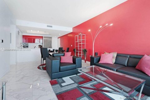Condo in Miami, Florida, 2 bedrooms  № 1926173 - photo 3
