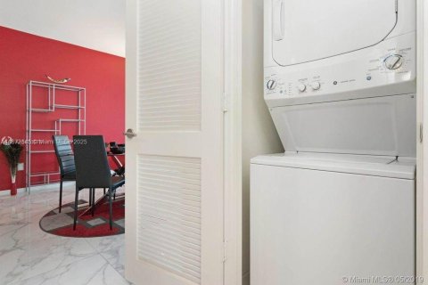 Condo in Miami, Florida, 2 bedrooms  № 1926173 - photo 21
