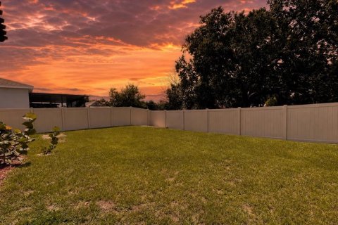 House in Eagle Lake, Florida 4 bedrooms, 168.71 sq.m. № 2285229 - photo 3