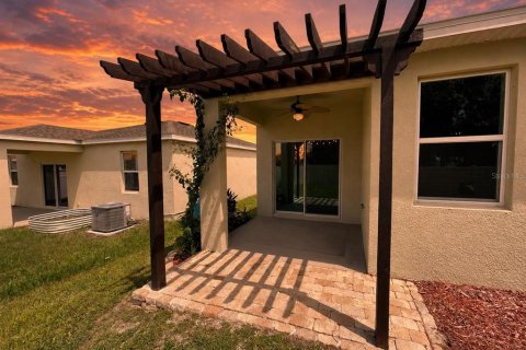 House in Eagle Lake, Florida 4 bedrooms, 168.71 sq.m. № 2285229 - photo 2