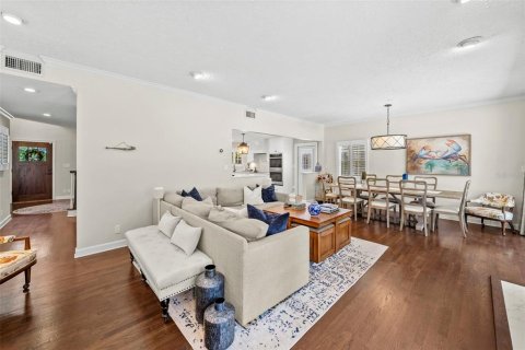 House in Tampa, Florida 3 bedrooms, 217.02 sq.m. № 2102698 - photo 6