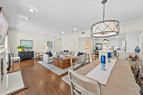 House in Tampa, Florida 3 bedrooms, 217.02 sq.m. № 2102698 - photo 8