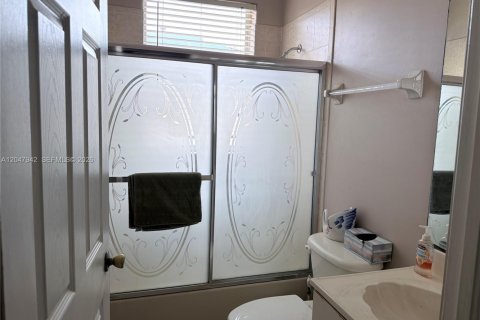 House in Doral, Florida 4 bedrooms, 210.61 sq.m. № 2182030 - photo 15