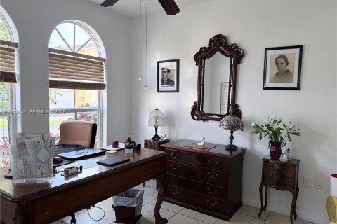 House in Doral, Florida 4 bedrooms, 210.61 sq.m. № 2182030 - photo 12