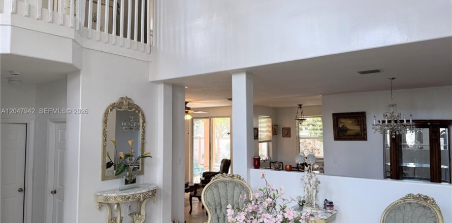 House in Doral, Florida 4 bedrooms, 210.61 sq.m. № 2182030
