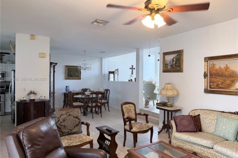 House in Doral, Florida 4 bedrooms, 210.61 sq.m. № 2182030 - photo 4