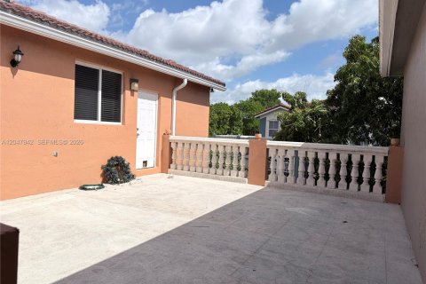 House in Doral, Florida 4 bedrooms, 210.61 sq.m. № 2182030 - photo 9