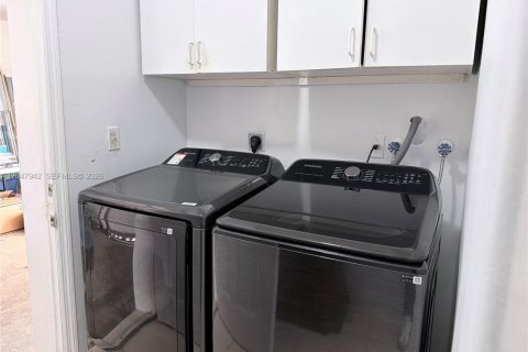 House in Doral, Florida 4 bedrooms, 210.61 sq.m. № 2182030 - photo 11