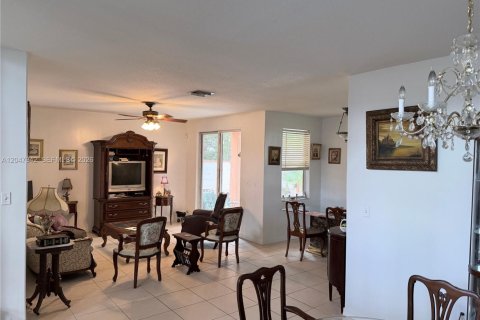 House in Doral, Florida 4 bedrooms, 210.61 sq.m. № 2182030 - photo 3
