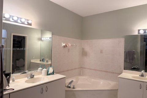 House in Doral, Florida 4 bedrooms, 210.61 sq.m. № 2182030 - photo 16
