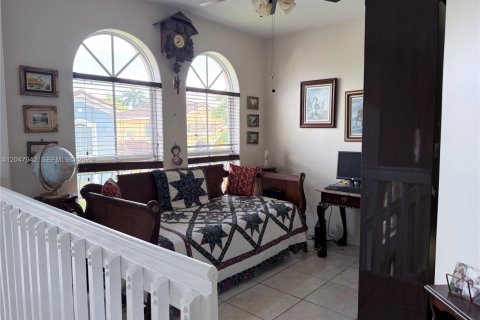 House in Doral, Florida 4 bedrooms, 210.61 sq.m. № 2182030 - photo 13