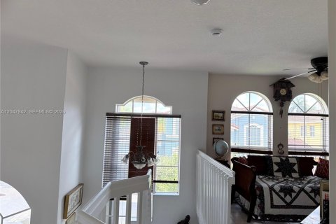 House in Doral, Florida 4 bedrooms, 210.61 sq.m. № 2182030 - photo 22